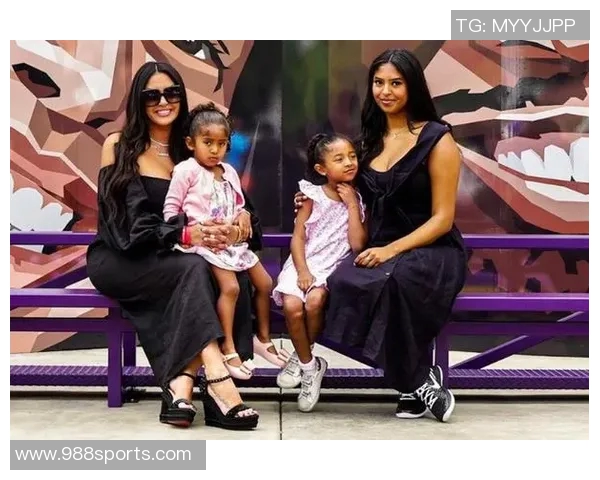 瓦妮莎全家万圣节装扮亮相加索尔陪科比家人共度温馨节日